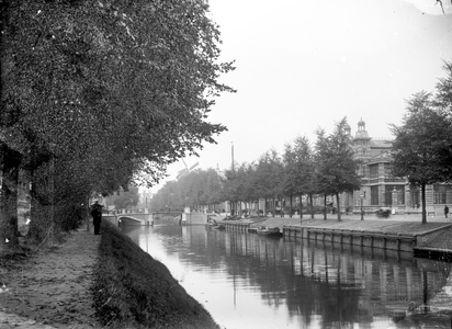 41954 Gezicht op de Stadsbuitengracht te Utrecht, uit het zuidoosten; rechts de Fruithal (Vredenburg), op de ...